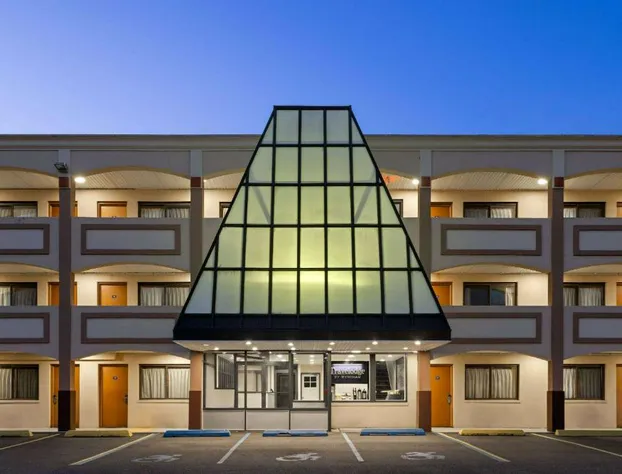 Travelodge by Wyndham Manhasset hotel detail image 3