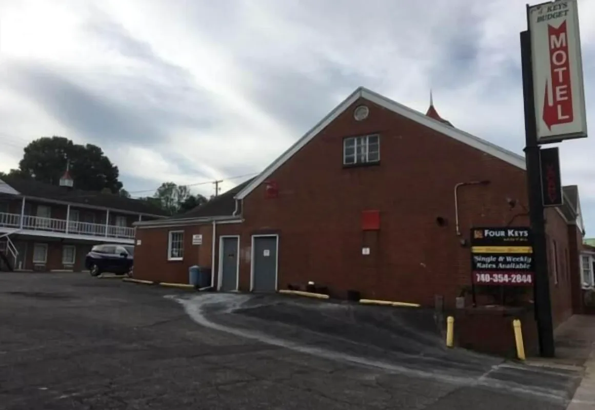 Four Keys Inn hotel hero