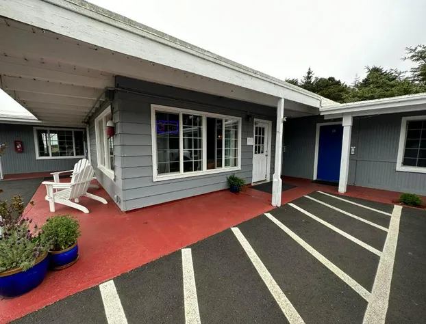 Tillicum Beach Motel (Deane's Oceanfront Lodge) hotel detail image 1