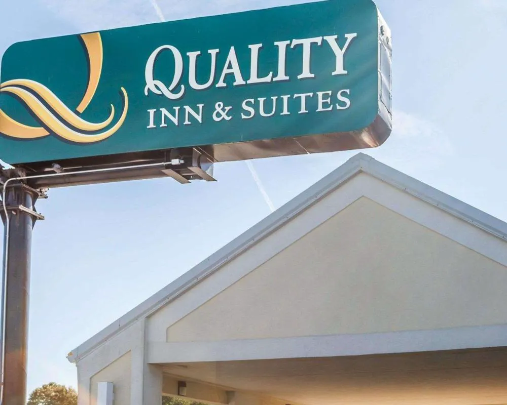 Quality Inn & Suites hotel hero