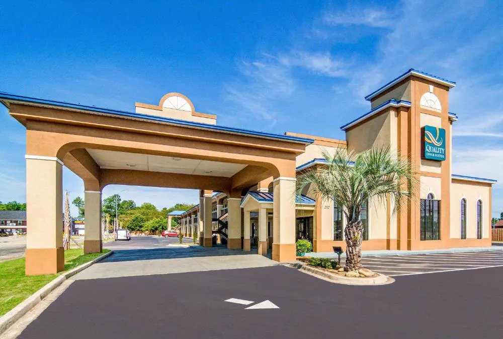 Quality Inn & Suites Lake City hotel hero