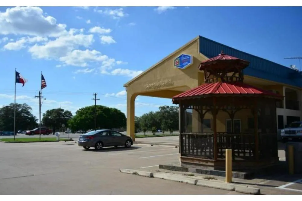 Hotel O Executive Inn & Suites Cuero Hwy 87 hotel hero