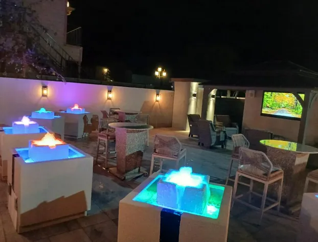 Deluxe 6 Inn & Suites hotel detail image 2