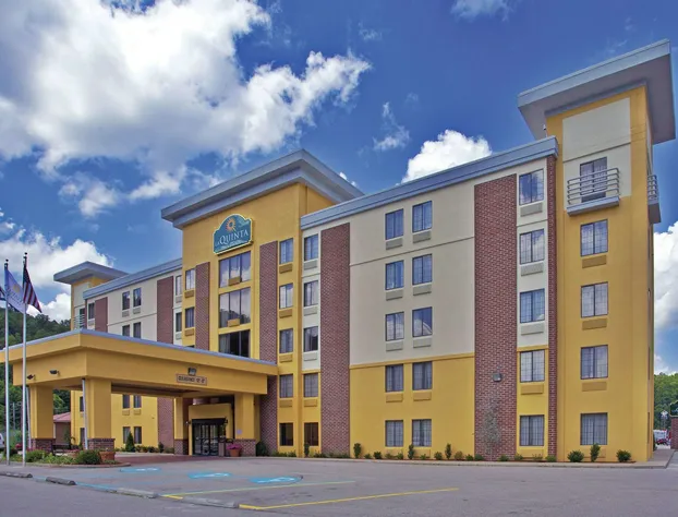 La Quinta Inn & Suites by Wyndham Elkview - Charleston NE hotel detail image 1