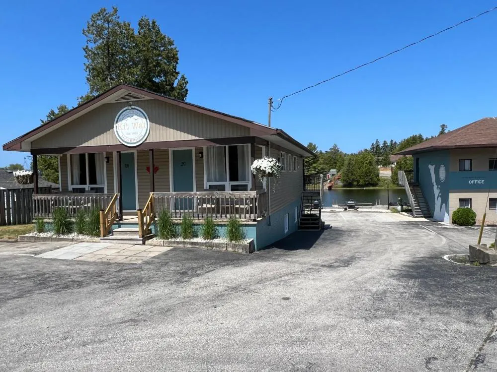 Kit Wat Motel & Marina hotel hero