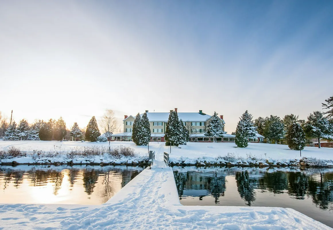 Auberge du Lac-à-l'Eau-Claire hotel hero