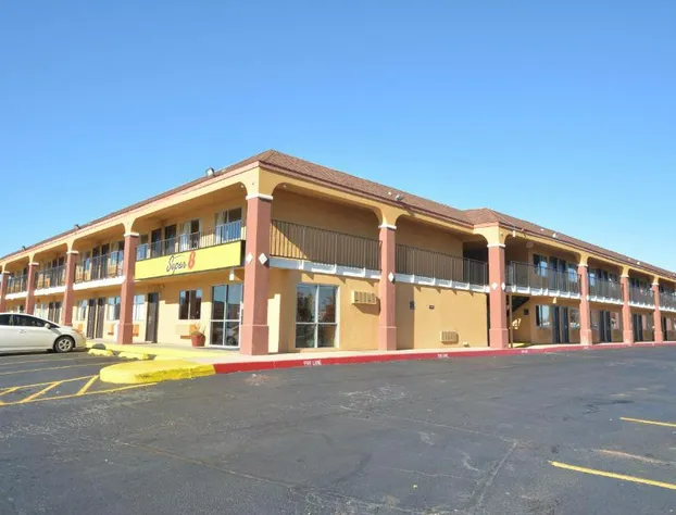 Super 8 by Wyndham Midwest City OK hotel detail image 2