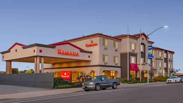 Ramada by Wyndham Marina hotel detail image 2