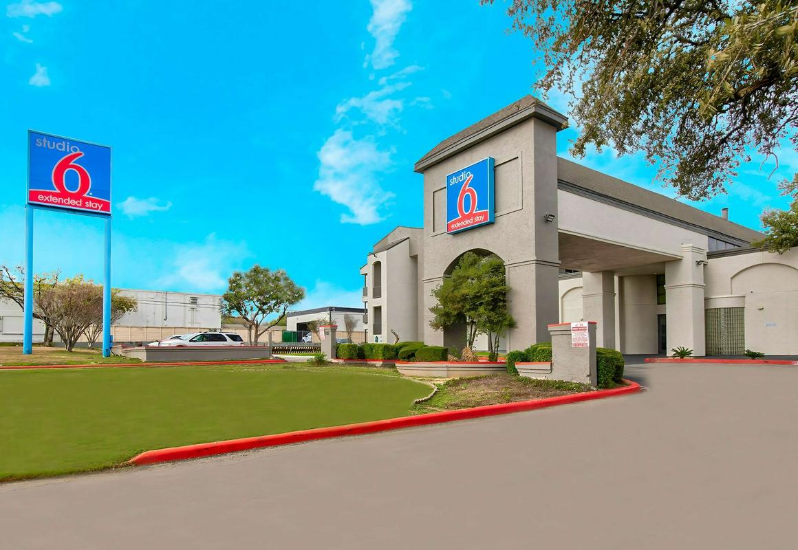 Studio 6 San Antonio, TX - Airport hotel hero