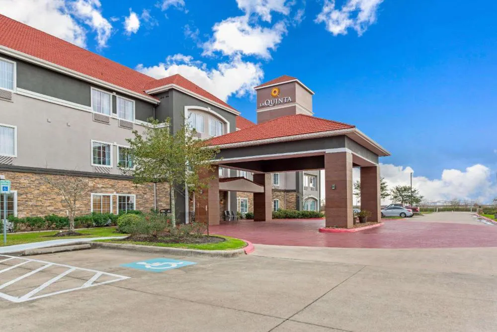 La Quinta Inn & Suites by Wyndham Bridge City hotel hero