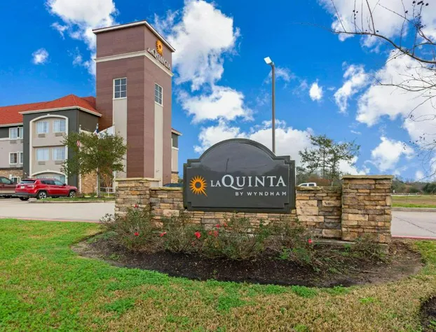 La Quinta Inn & Suites by Wyndham Bridge City hotel detail image 2