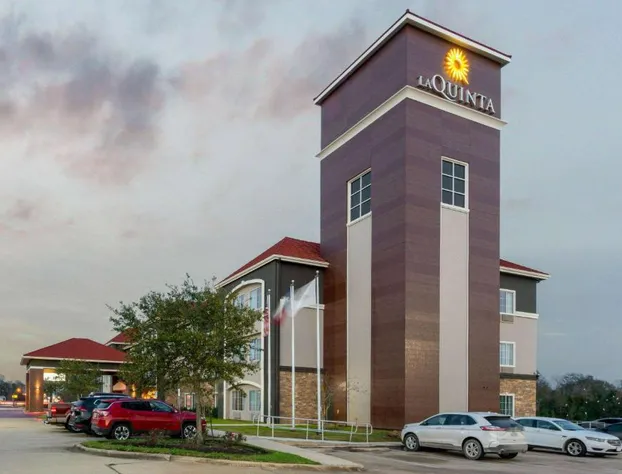 La Quinta Inn & Suites by Wyndham Bridge City hotel detail image 3