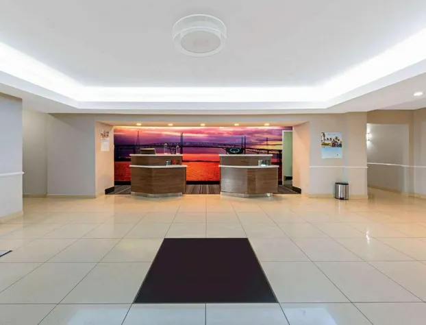 La Quinta Inn & Suites by Wyndham Bridge City hotel detail image 4