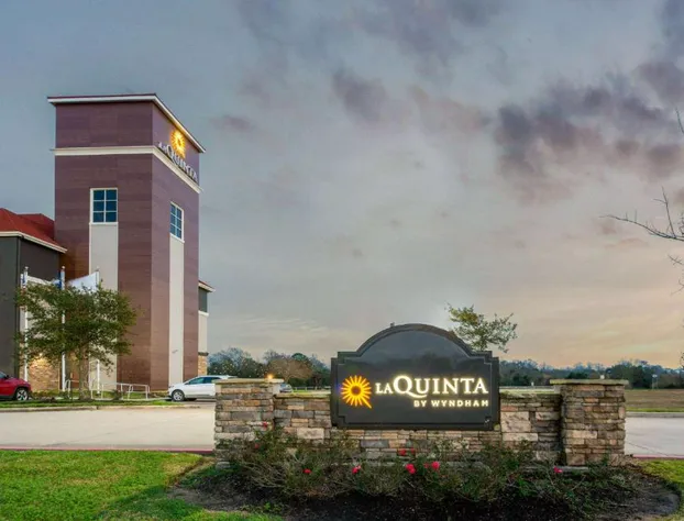 La Quinta Inn & Suites by Wyndham Bridge City hotel detail image 1