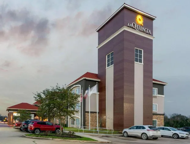 La Quinta Inn & Suites by Wyndham Bridge City hotel detail image 2
