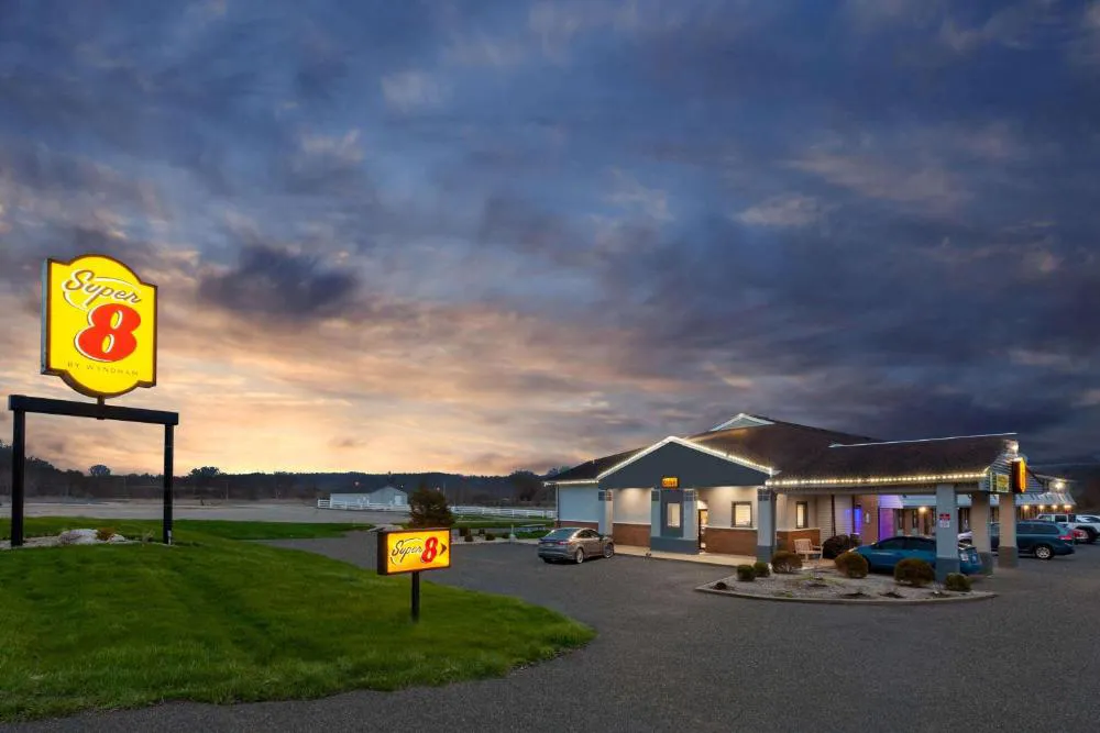 Super 8 by Wyndham Newcomerstown hotel hero