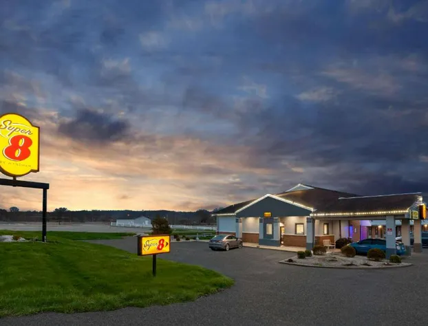 Super 8 by Wyndham Newcomerstown hotel detail image 2