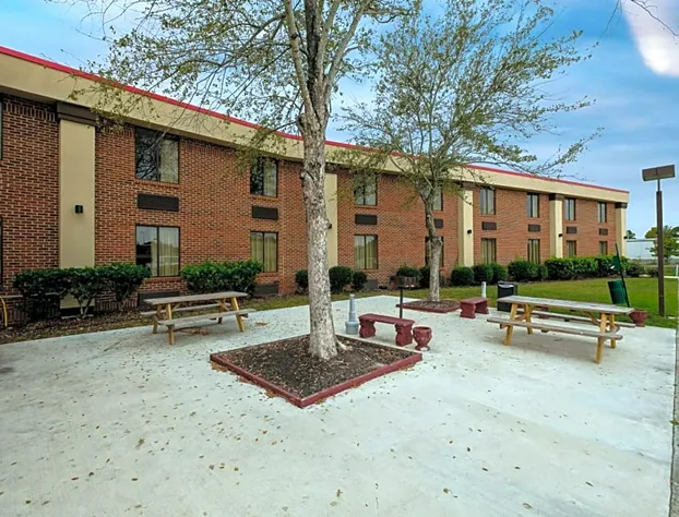 Red Roof Inn & Suites Jacksonville, NC hotel detail image 3