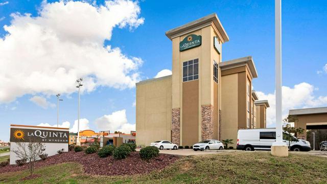 La Quinta Inn & Suites by Wyndham West Monroe hotel detail image 1