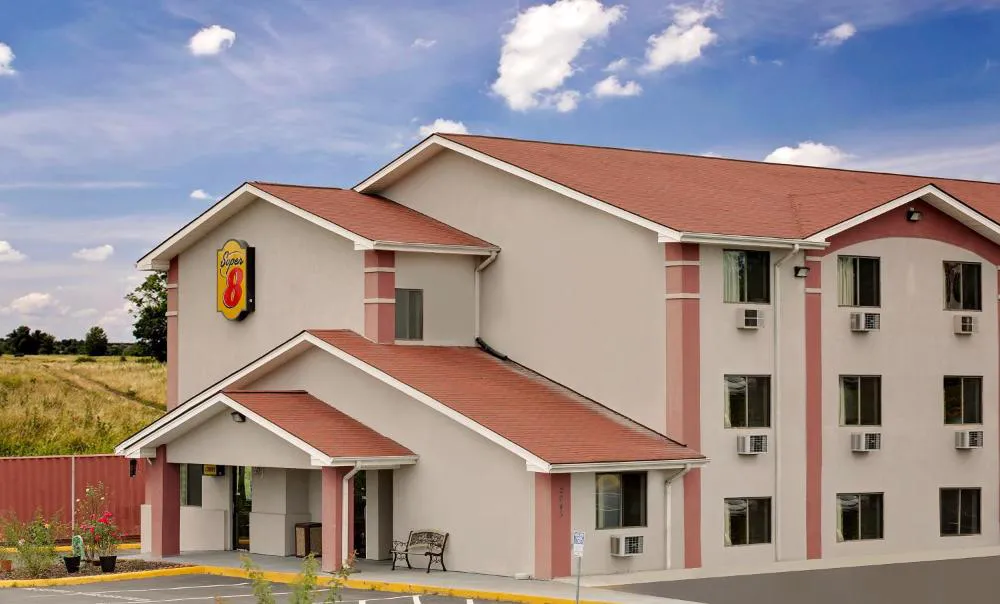 Super 8 by Wyndham Waynesboro hotel hero