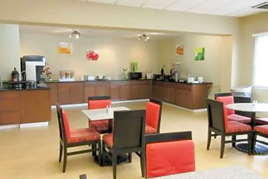 Quality Inn & Suites Airport hotel hero