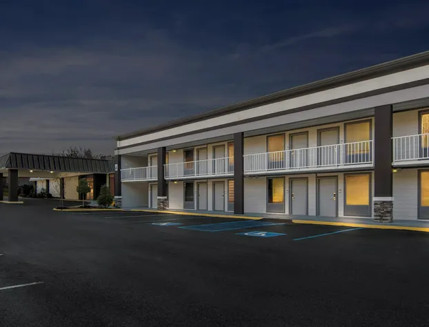 HomeTowne Studios by Red Roof Athens, TN hotel detail image 2