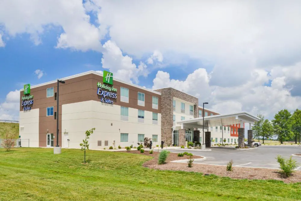 Holiday Inn Express & Suites Salem by IHG hotel hero