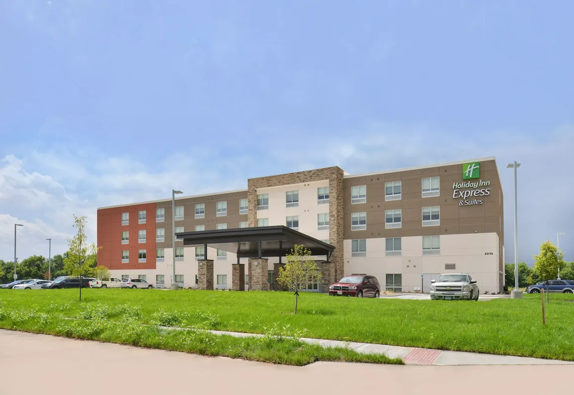 Holiday Inn Express & Suites Omaha Airport by IHG hotel hero