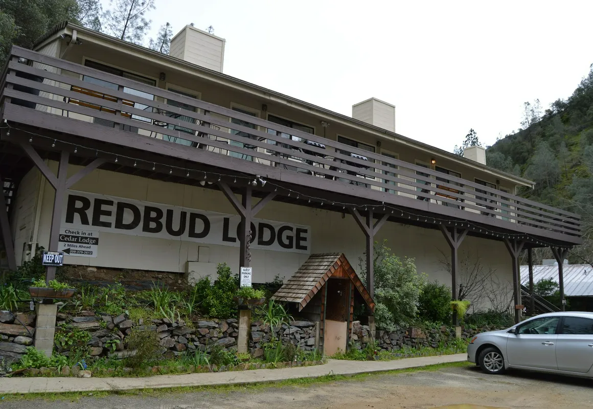 Red Bud Lodge hotel hero