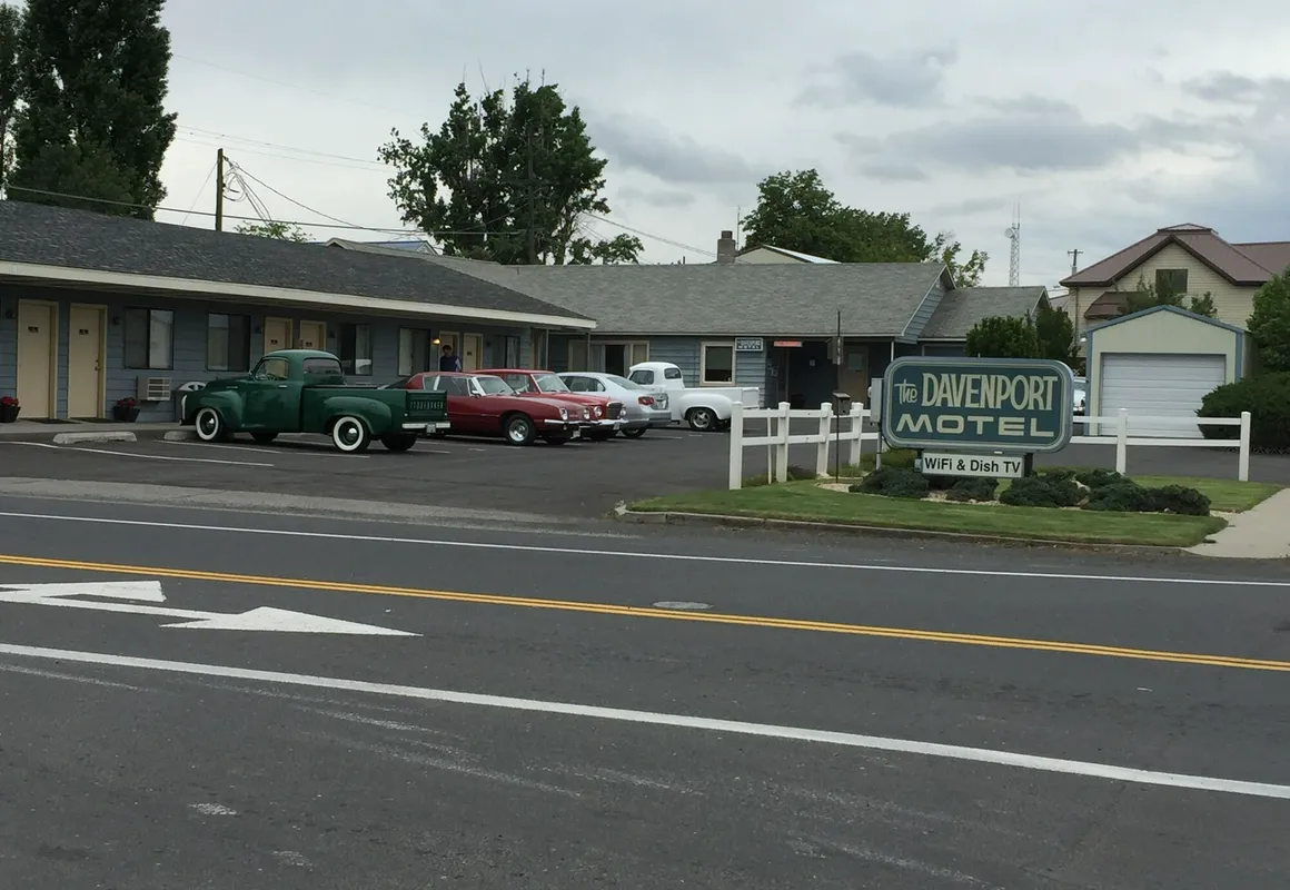 The Davenport Motel hotel hero