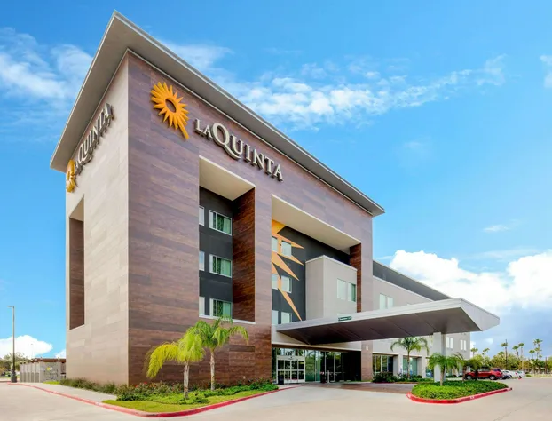La Quinta Inn & Suites by Wyndham McAllen Convention Center hotel detail image 1