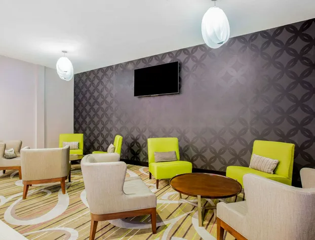 La Quinta Inn & Suites by Wyndham McAllen Convention Center hotel detail image 4