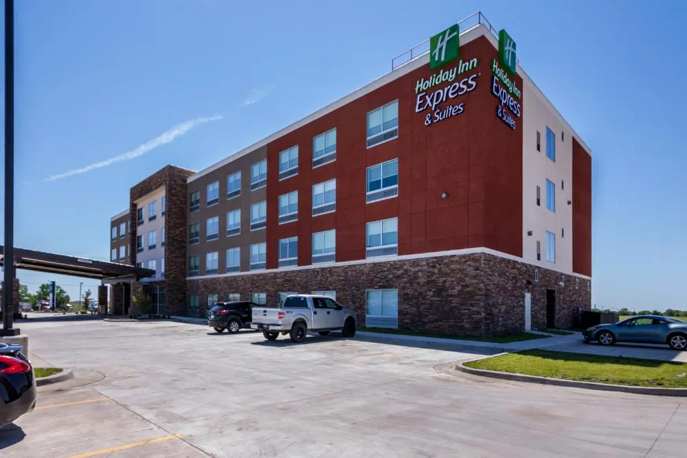 Holiday Inn Express & Suites Blackwell by IHG hotel hero