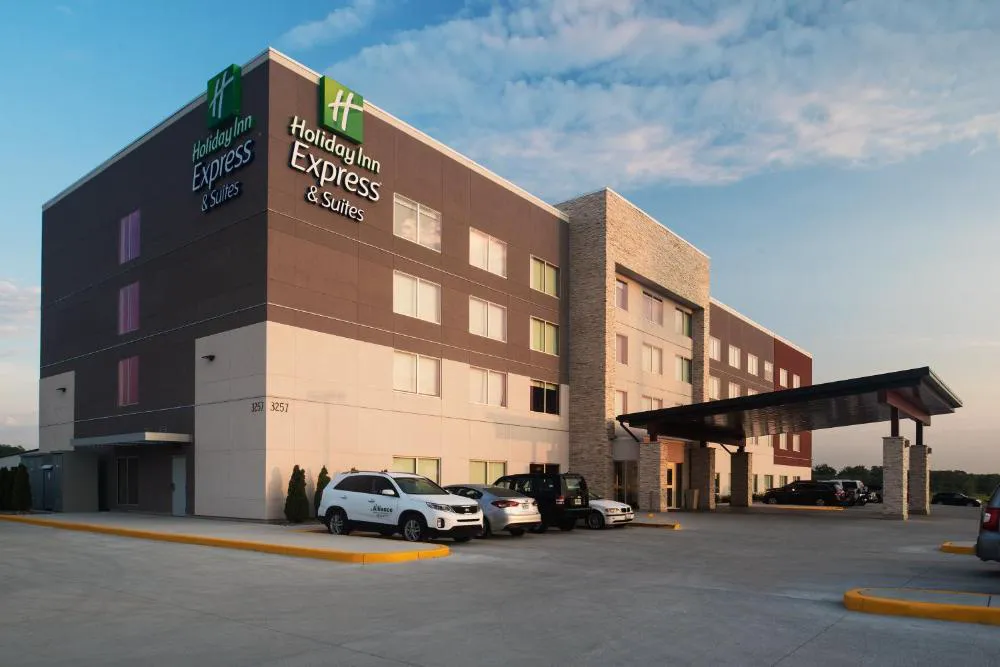 Holiday Inn Express & Suites Kingdom City by IHG hotel hero