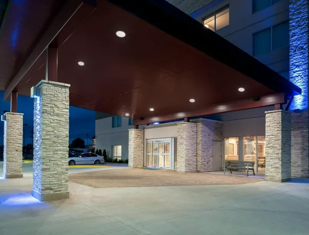 Holiday Inn Express & Suites Kingdom City by IHG hotel detail image 3