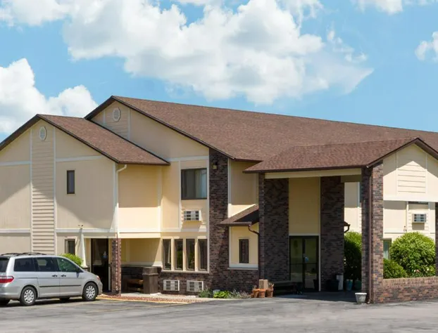 Super 8 by Wyndham Perry IA hotel detail image 1