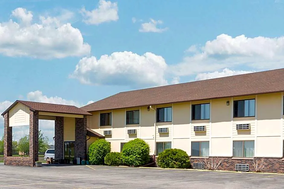 Super 8 by Wyndham Perry IA hotel hero