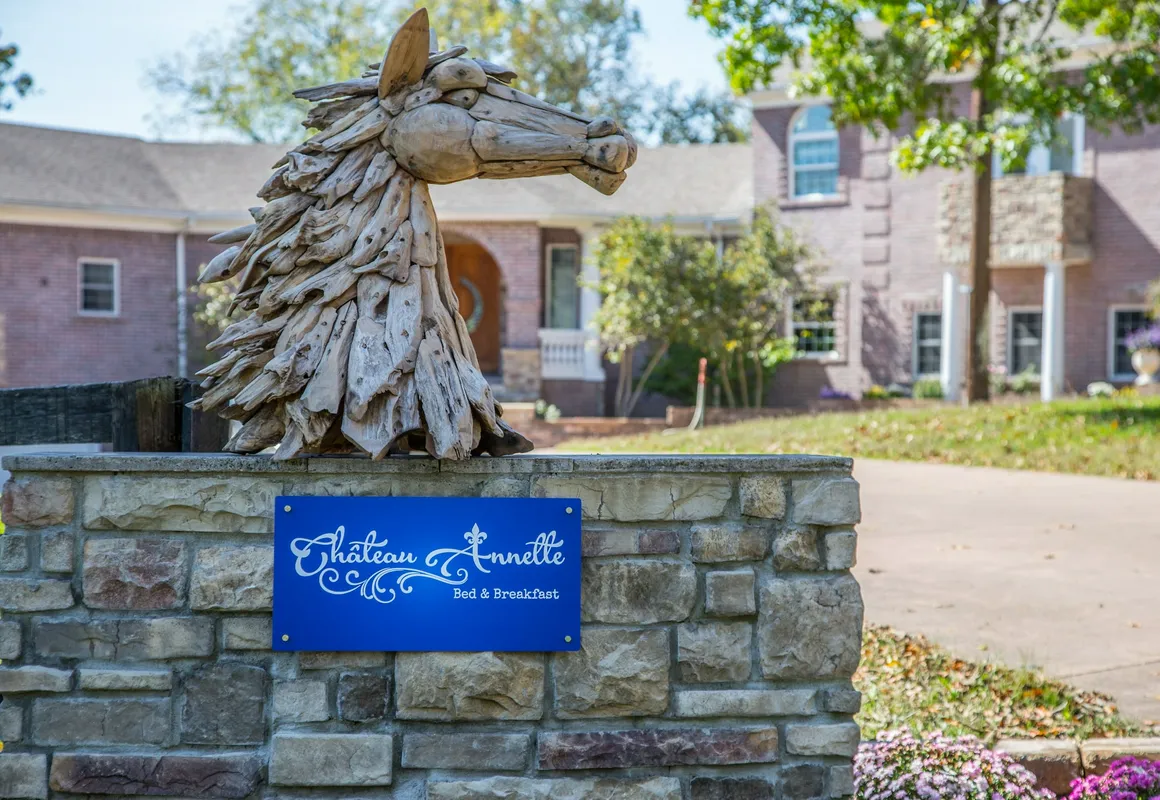 Chateau Annette hotel hero