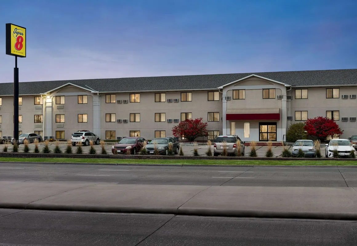 Super 8 by Wyndham Lincoln North hotel hero