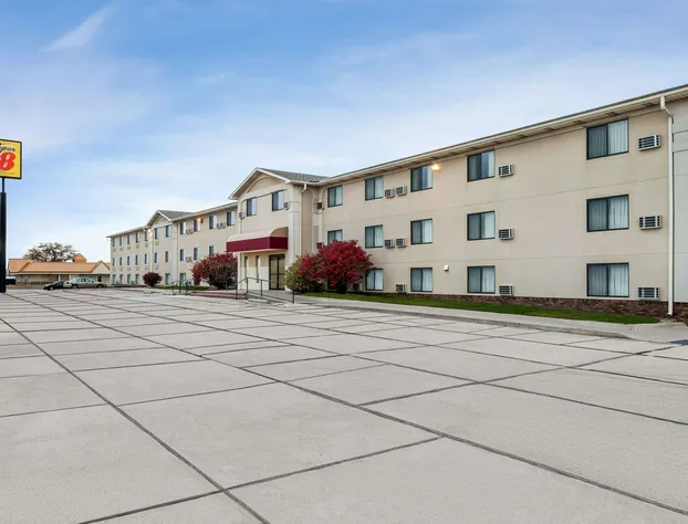 Super 8 by Wyndham Lincoln North hotel detail image 2