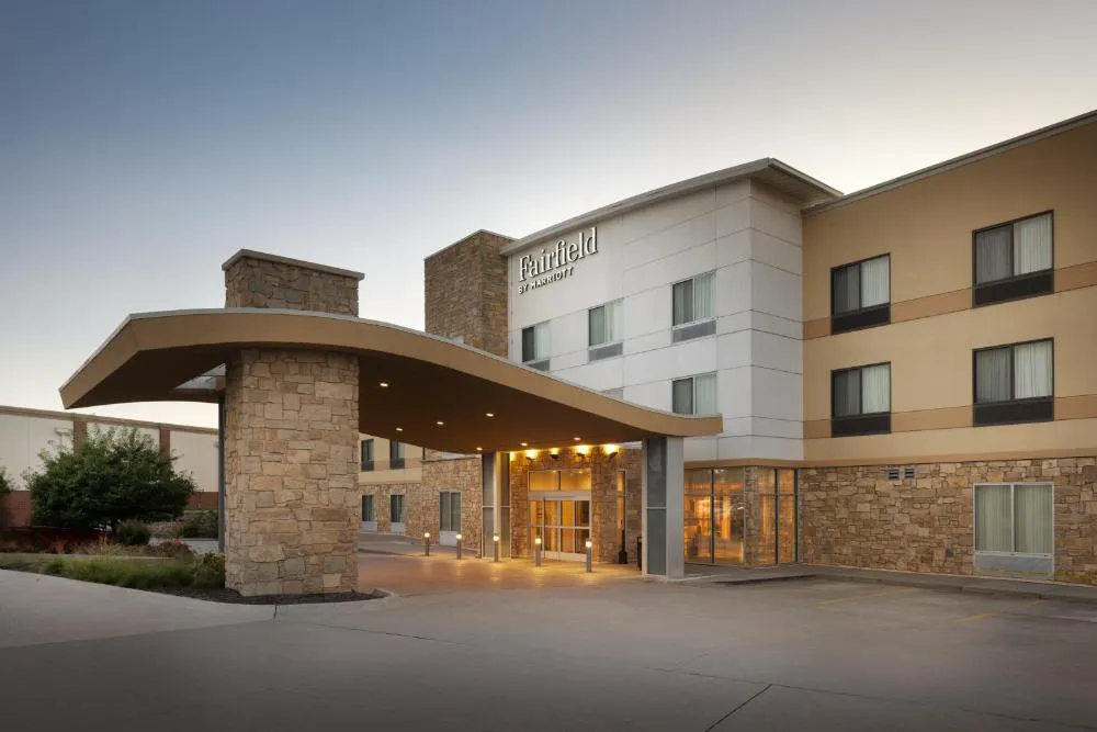 Fairfield Inn & Suites by Marriott Lincoln Southeast hotel hero