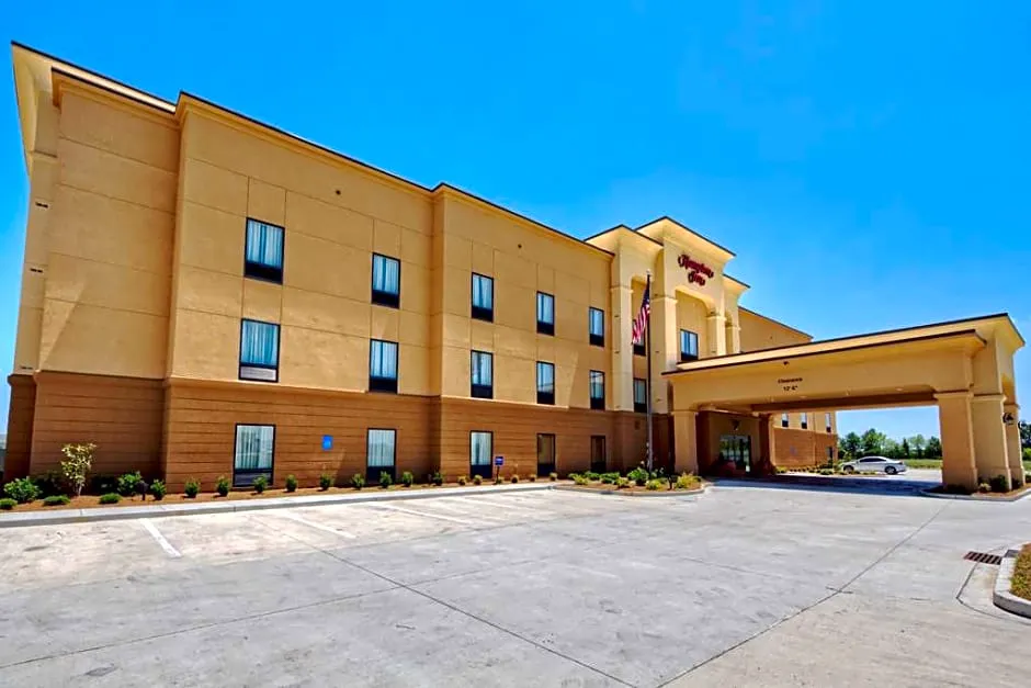 Hampton Inn Indianola hotel hero
