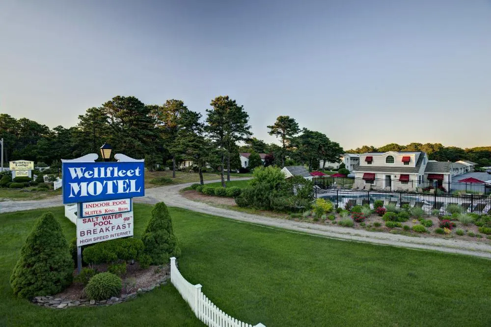 Wellfleet Motel and Lodge hotel hero