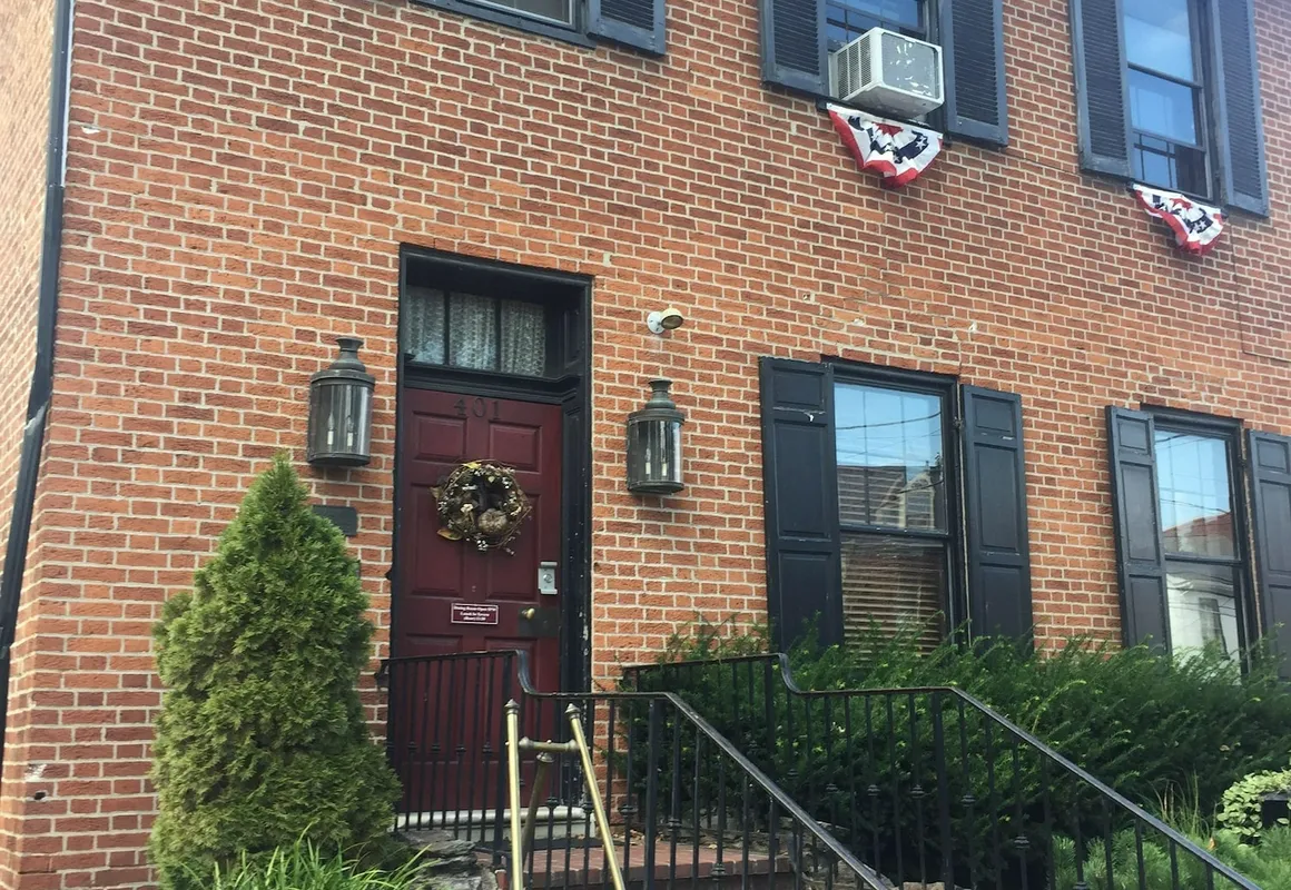 Historic Farnsworth House Inn hotel hero