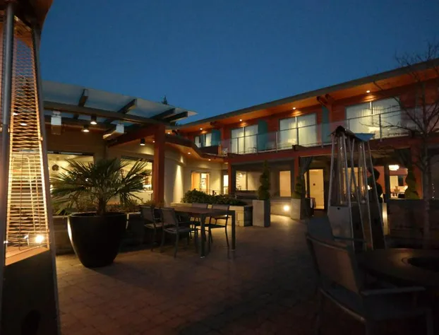 Qualicum Beach Inn hotel detail image 1