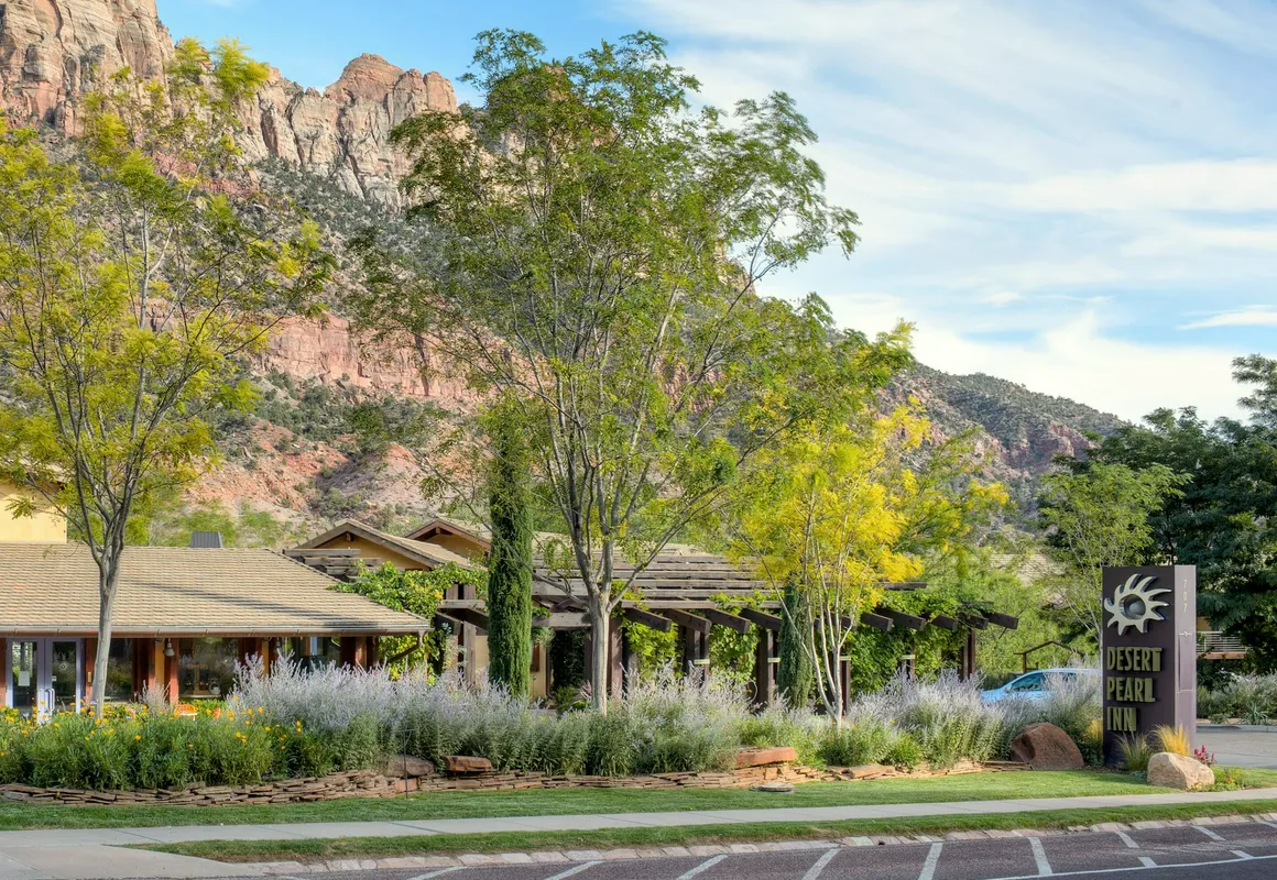 Desert Pearl Inn hotel hero