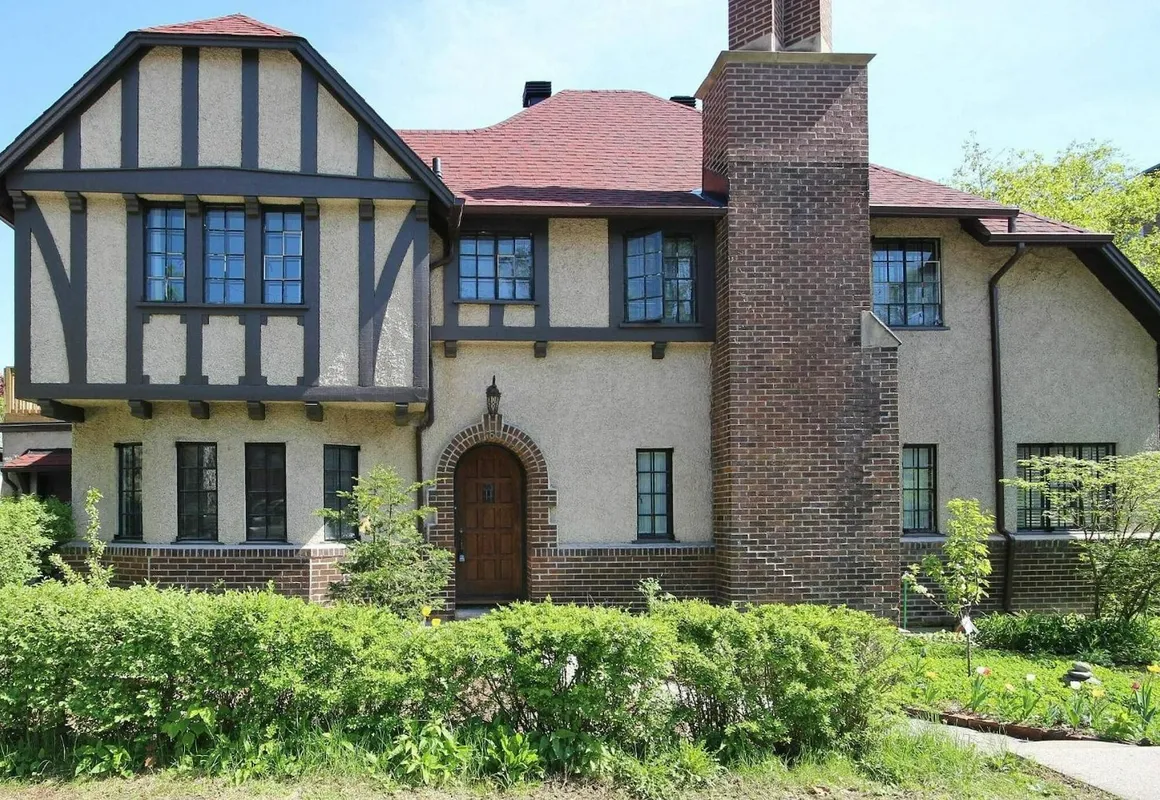 Ambassador B&B hotel hero