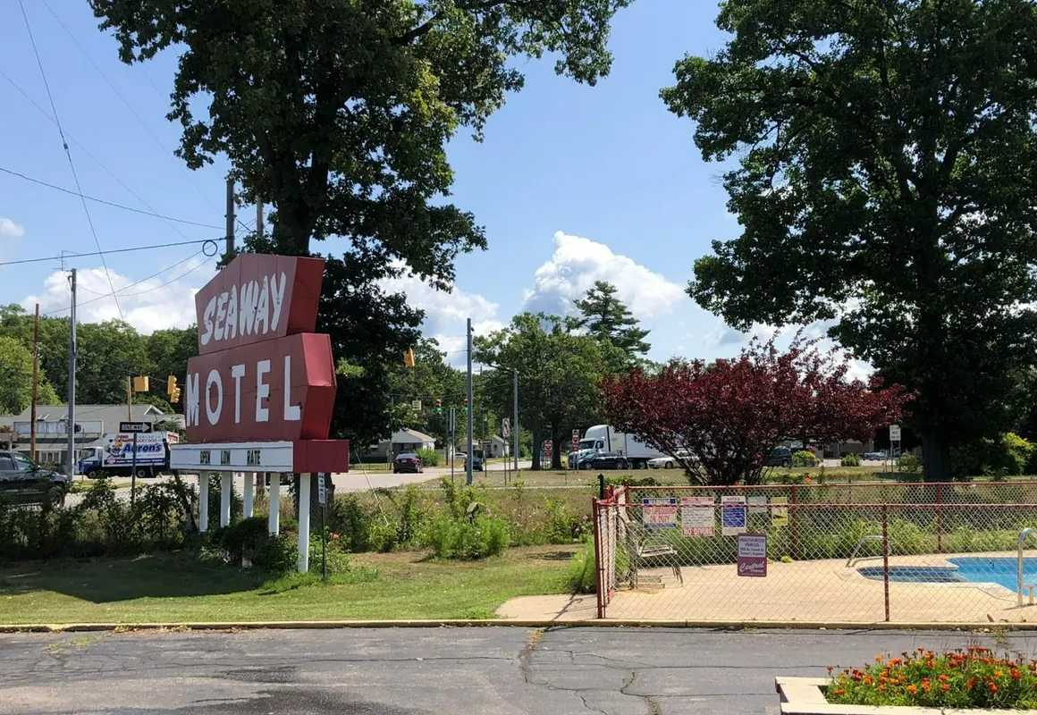 Norton Shores Inn hotel hero