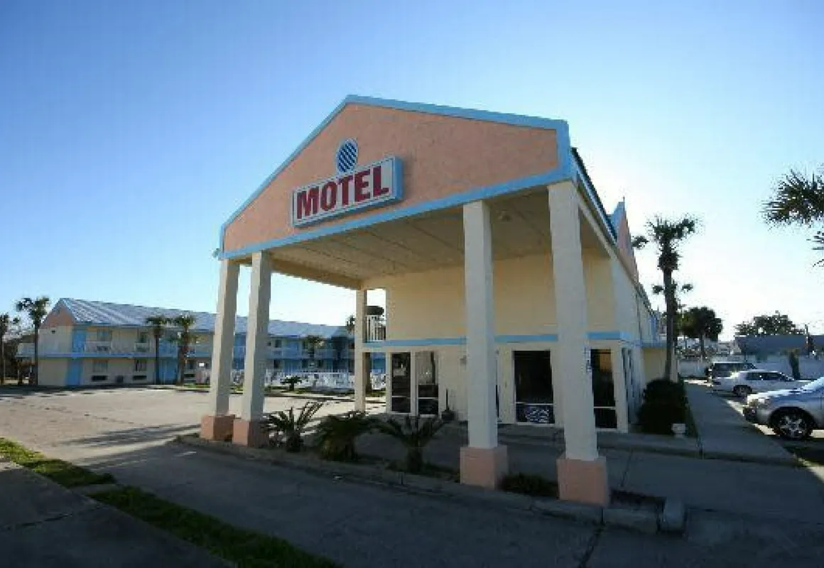 Coconut Grove Motor Inn hotel hero