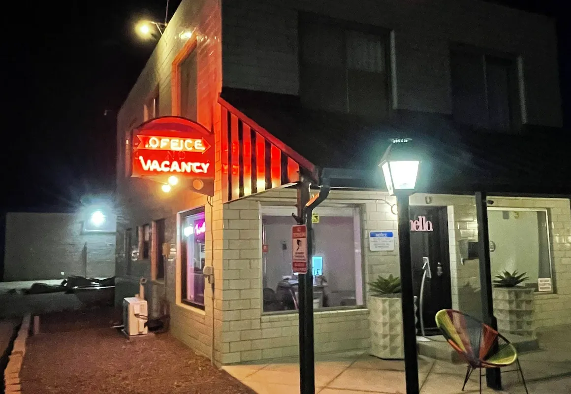 Rainbow Motel hotel hero